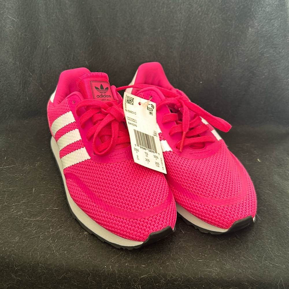 Adidas Girls Original B41576 Fuchsia Mod. These are brand new with tags.